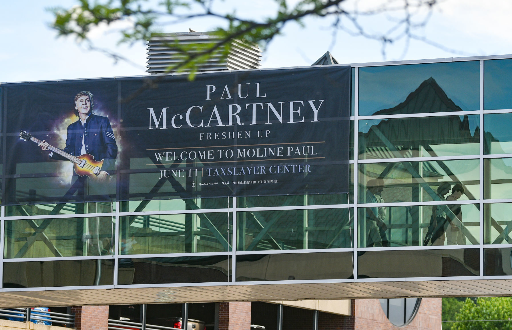 061219-McCartney-Fans-016a.jpg